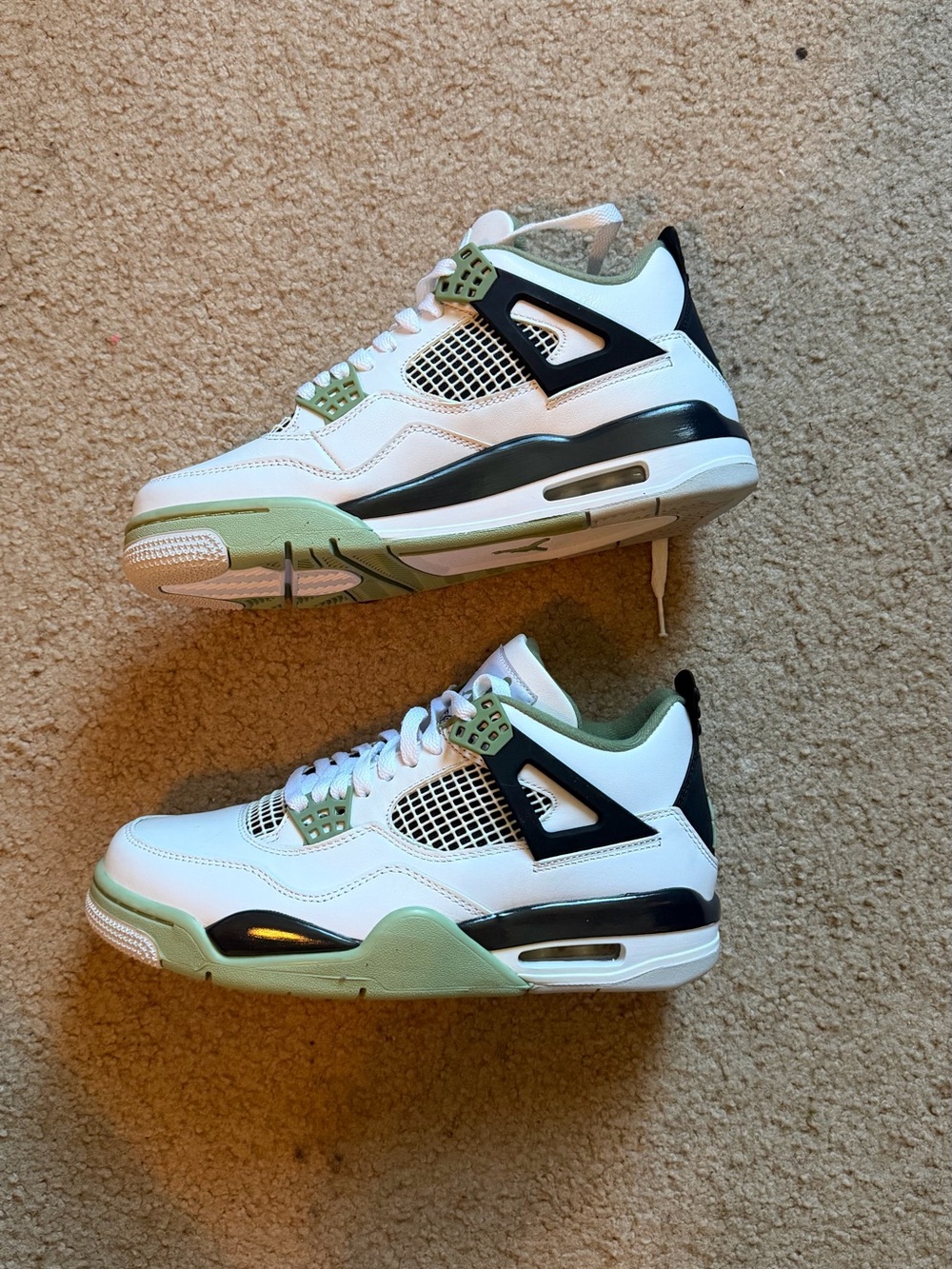 Jordan 4 Retro Seafoam (Women’s) – White/Seafoam/Black